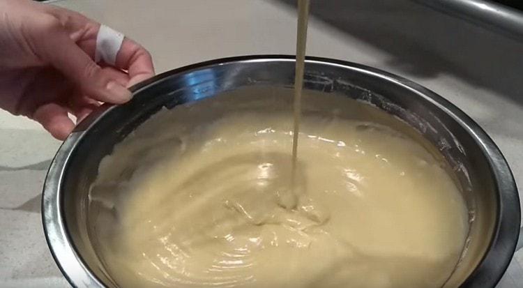 Aggiungi la farina e impasta la pastella.