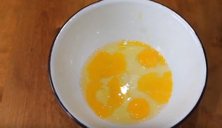 يتم ضرب البيض في وعاء.
