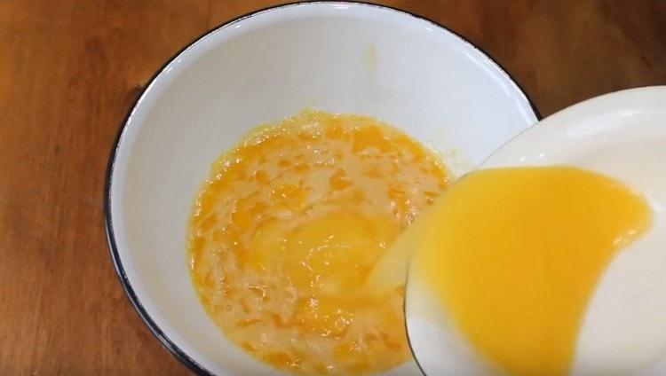 Fügen Sie geschmolzene und abgekühlte Margarine hinzu.
