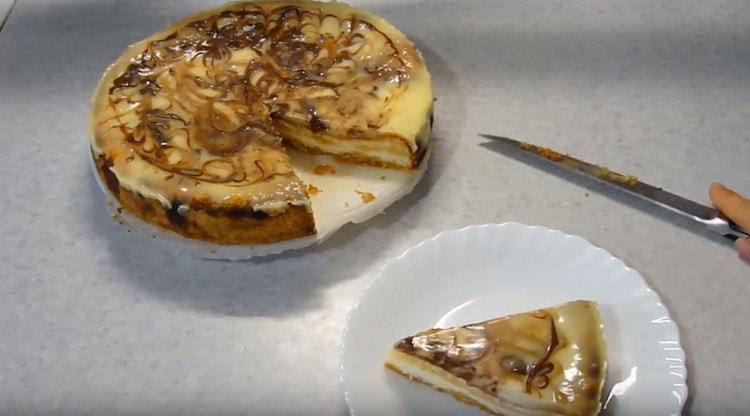 il dessert raffreddato può essere tagliato in porzioni porzionate.