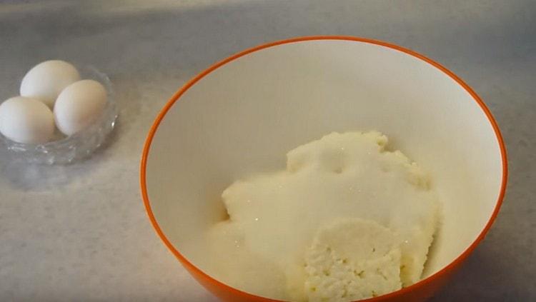 Do tvarohu přidáváme jednoduchý a vanilkový cukr.