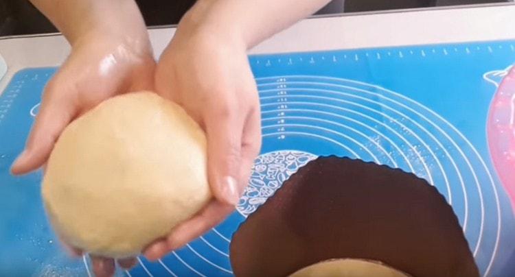 От тестото оформяме топка, така че всички захаросани плодове да са вътре.