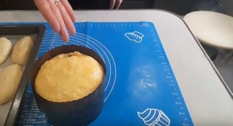 Prieš siųsdami į orkaitę, pyragas turėtų būti suteptas plaktu kiaušiniu.