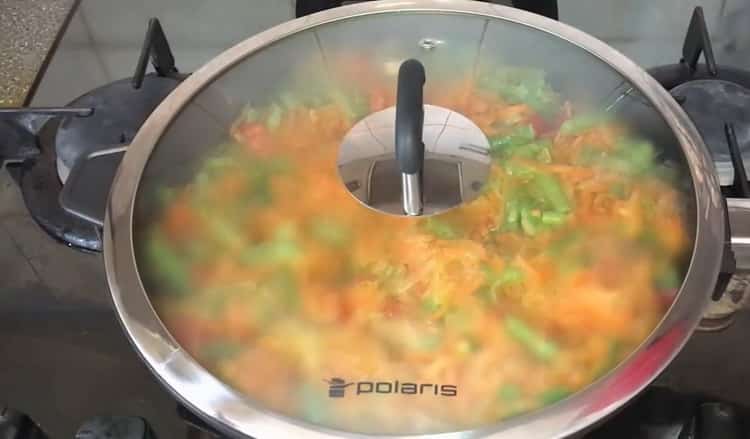 Λαχανάψτε τα λαχανικά κάτω από το καπάκι για να μαγειρέψετε γεμιστό σκουμπρί.