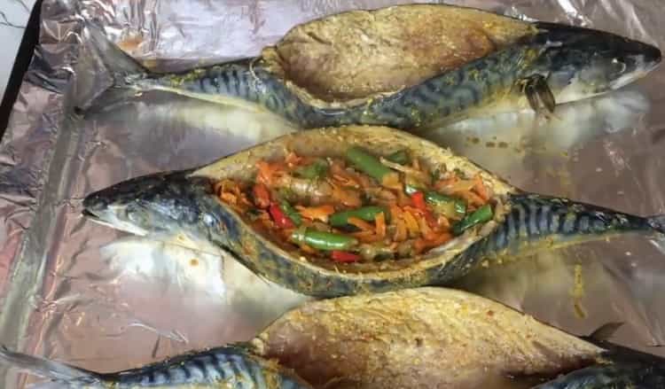 Geben Sie die Füllung in den Fisch, um die gefüllte Makrele zuzubereiten