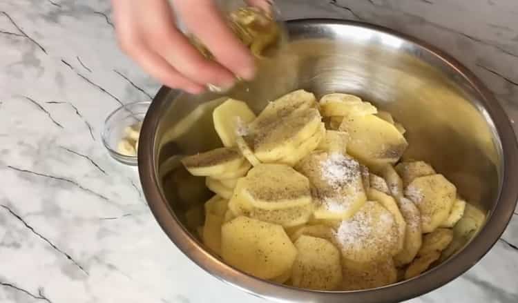 Per cucinare lo sgombro ripieno, tagliare le patate