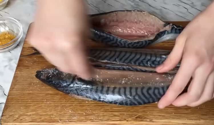 Fügen Sie Gewürze hinzu, um gefüllte Makrele zu machen