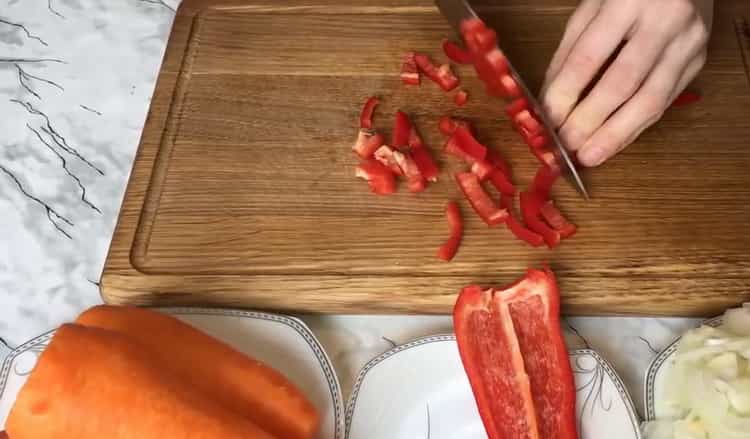 K uvaření plněné makrely nasekejte papriku