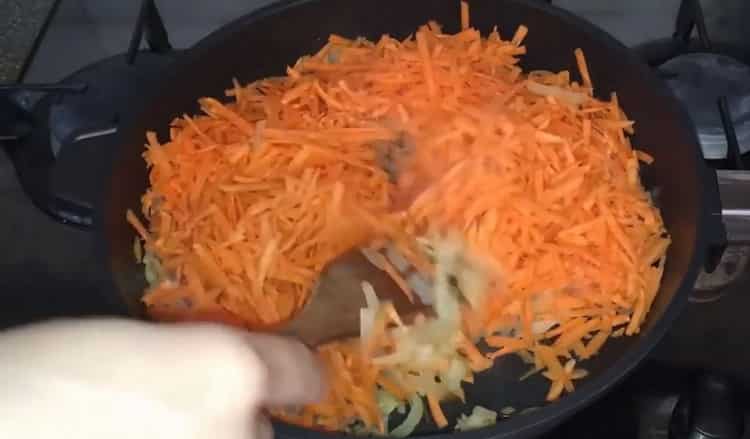 Τηγανίστε τα λαχανικά για να φτιάξετε γεμιστό σκουμπρί