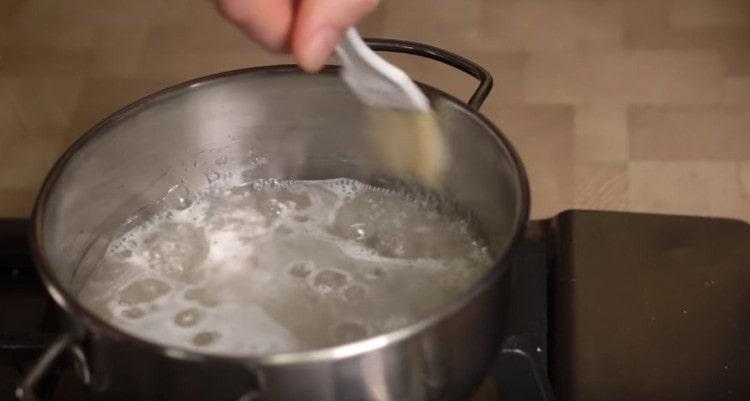 A vízbe mártott kefével távolítsa el a maradék cukrot a serpenyőből.