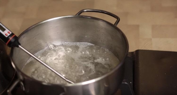 Cuocere lo sciroppo per la glassa ad una temperatura di 155-166 gradi.