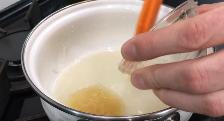 Προσθέστε την πρησμένη ζελατίνη στο ζεστό σιρόπι και ανακατέψτε μέχρι να διαλυθεί πλήρως.