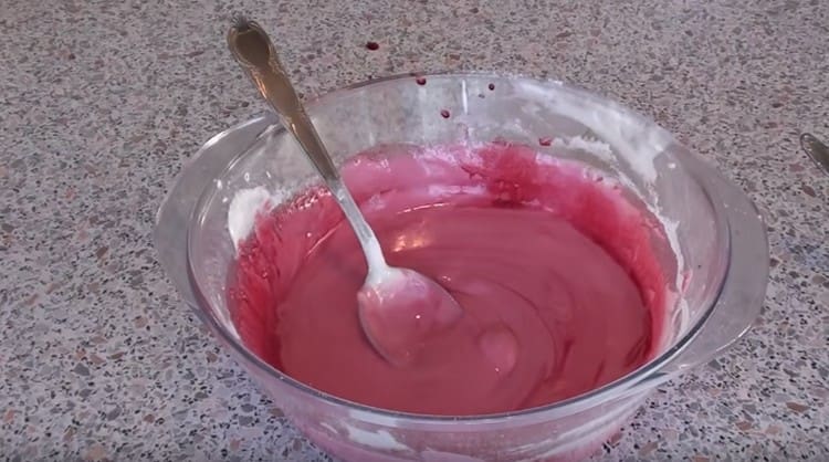 إضافة عصير الشمندر إلى الجليد الأبيض وتحقيق اللون الوردي المطلوب.