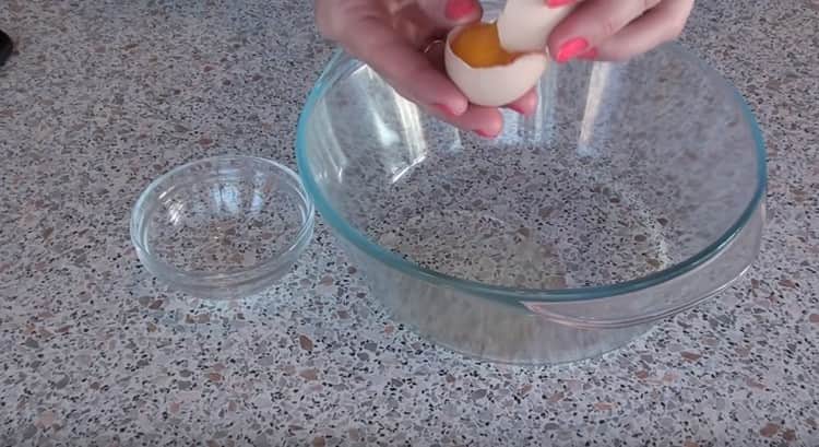 Trenne das Protein vom Eigelb.