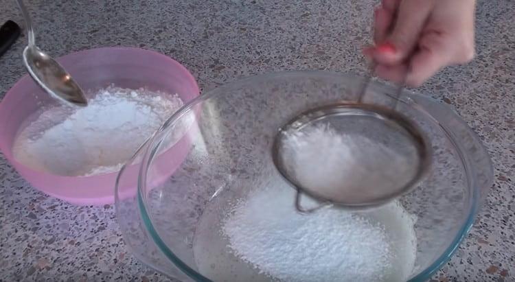 Setacciare lo zucchero in polvere in una proteina attraverso un filtro.