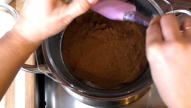 Versa il cacao in una casseruola.
