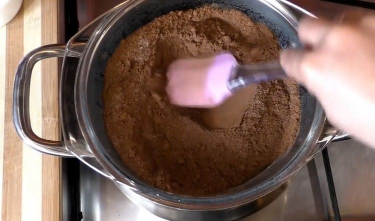 Mescolare accuratamente il cacao con lo zucchero.
