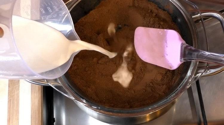 Изсипете мляко в какао със захар на части.