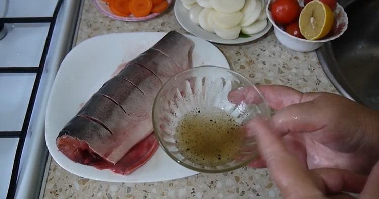 Per preparare il salmone rosa con le verdure. fare la marinata