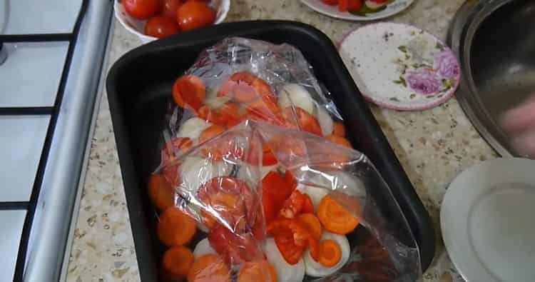 Per preparare il salmone rosa con le verdure. mettere le verdure in una manica