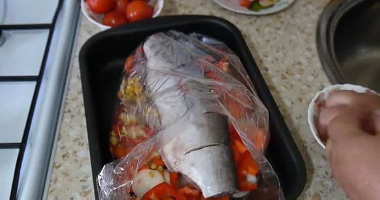 Vaaleanpunaisen lohen valmistukseen vihanneksilla. laita kala pieruun