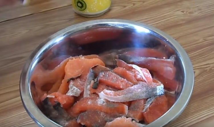 Mettiamo i pezzi di pesce in una ciotola, sale, pepe.