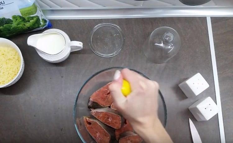 Nalijte rybu šťávou z půl citronu.