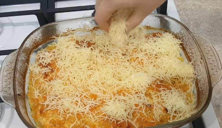 Pochi minuti prima della cottura, cospargere il piatto con formaggio grattugiato.