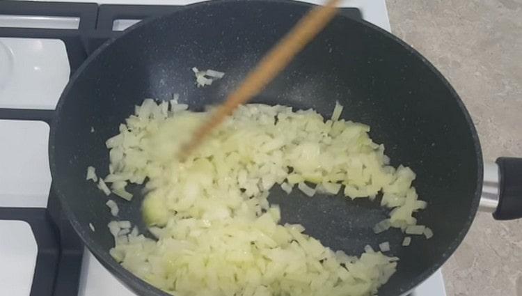 Friggi la cipolla fino a renderla morbida.
