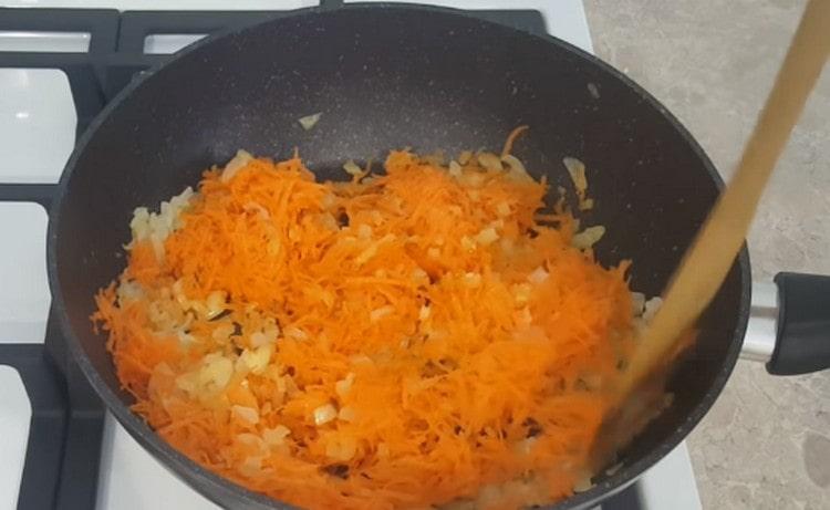 Přidejte mrkev a předejte zeleninu.