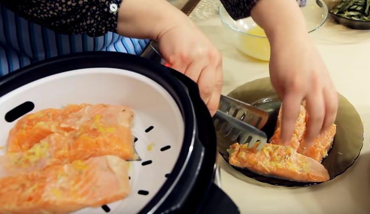 ضع السمكة في وعاء متعدد الطهي لتبخير.