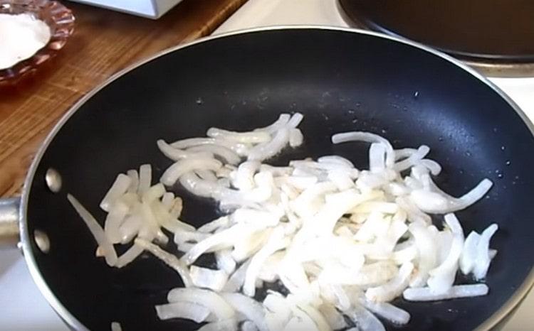 Σε μια κατσαρόλα με φυτικό λάδι, τηγανίζουμε τα κρεμμύδια.