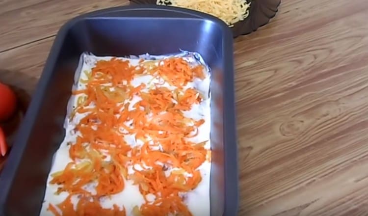 Διανέμουμε καρότα με κρεμμύδια σε κάθε κομμάτι.