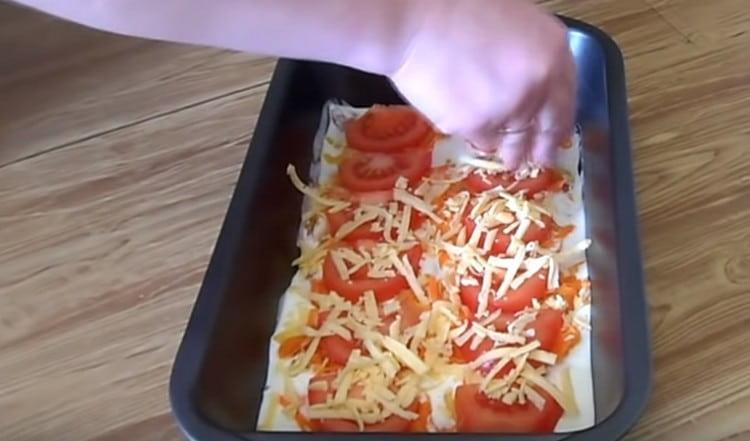 poté roztřete kousky rajčat a posypte miskou sýrem.