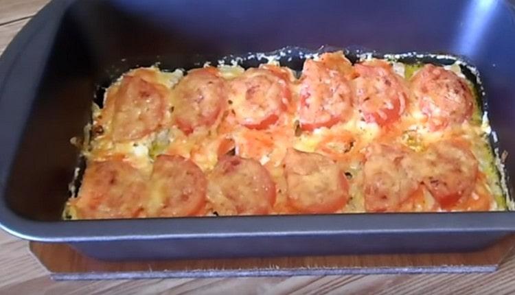 Wir backen rosa Lachs mit Tomaten und Käse im Ofen und können ein wunderbares Gericht schmecken.
