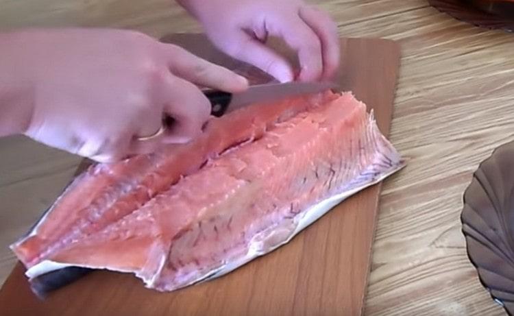 Rimuovere con cura la cresta e separare il filetto di pesce.