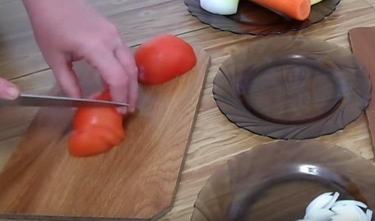 Нарежете тънките домати.