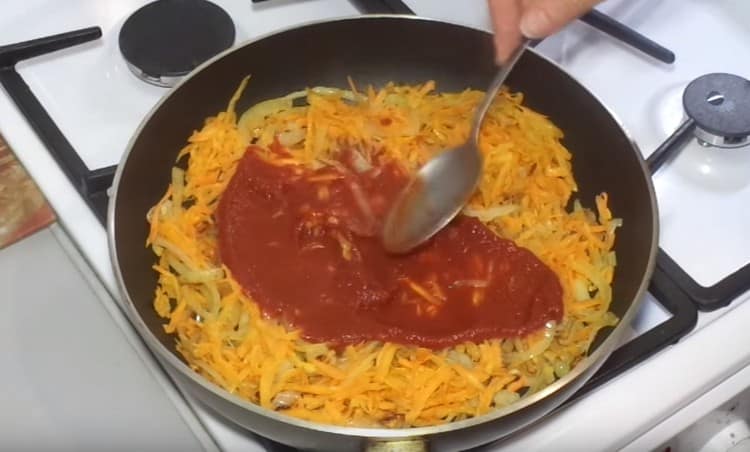 Přidejte rajčatovou pastu do mrkve a cibule.