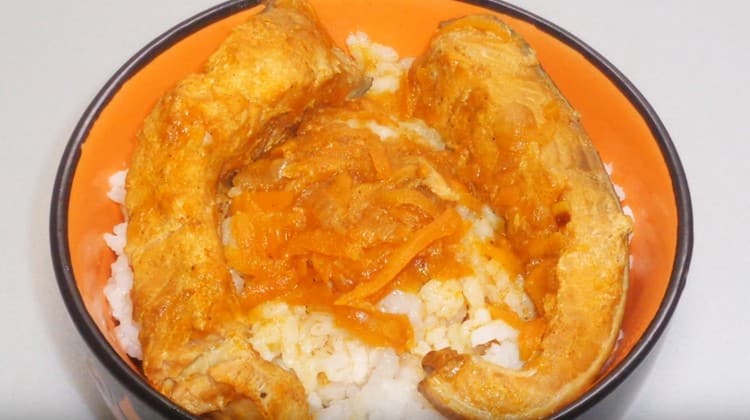 Rosa Lachs mit Karotten und Zwiebeln gedünstet, passt gut zu gekochtem Reis.