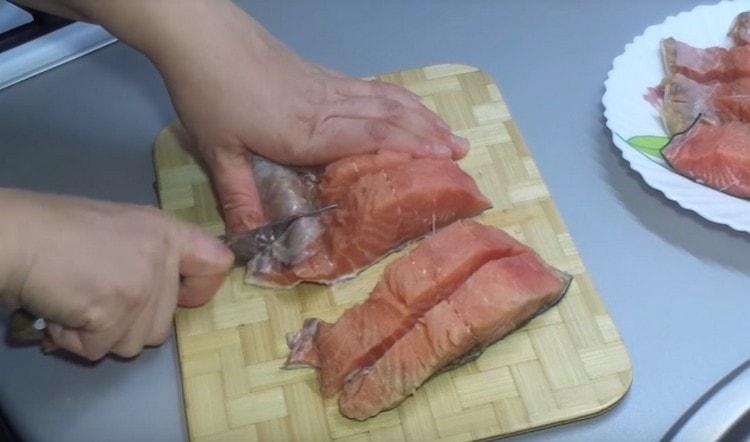 Tagliare il filetto di salmone rosa a pezzi.