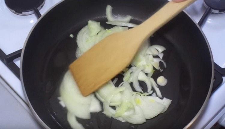 Βάλτε τα κρεμμύδια σε μια κατσαρόλα και τηγανίστε μέχρι να μαλακώσουν.