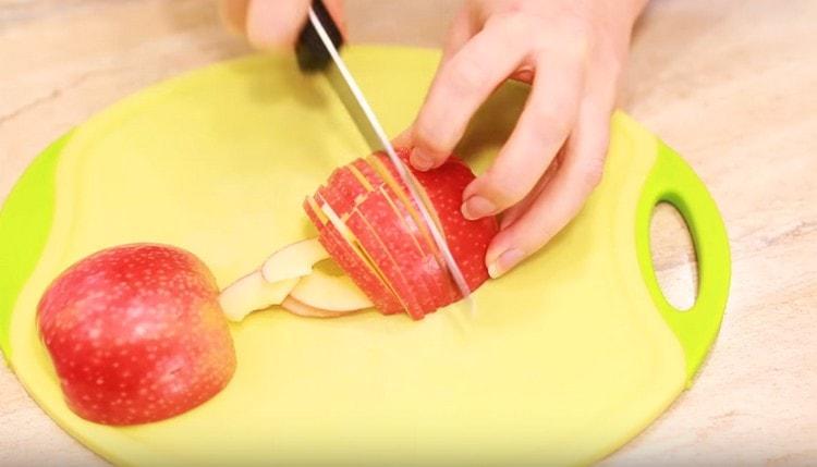 Нарязваме ябълките на тънки филийки.