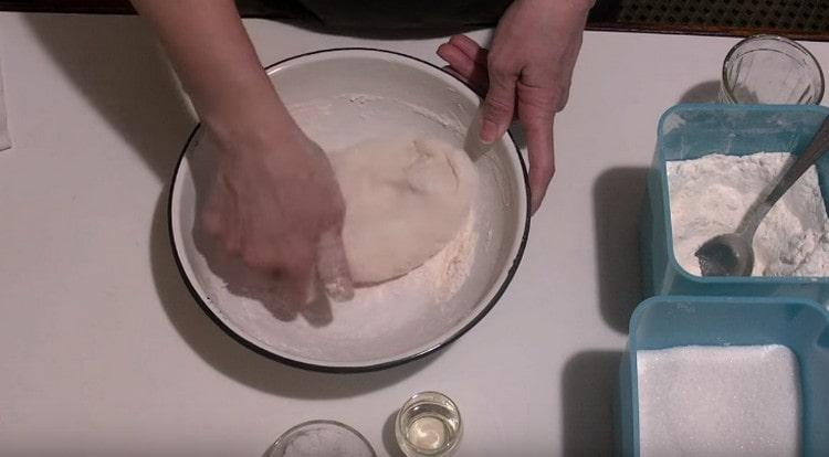 Impastare la pasta, prima con un cucchiaio, poi con le mani.