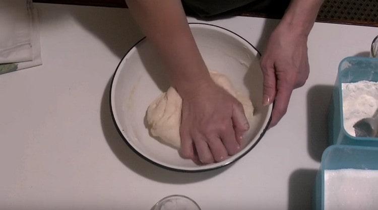 Gyúrja meg a tésztát úgy, hogy az magába foglalja az egész vajat.