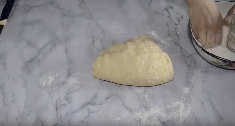 Омесете добре тестото, като при необходимост добавяте брашно.