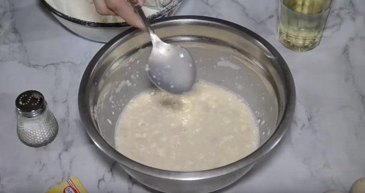 След като добавите брашното, замесете тестото.