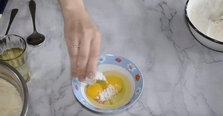 В отделна купа смесете яйцата със солта.