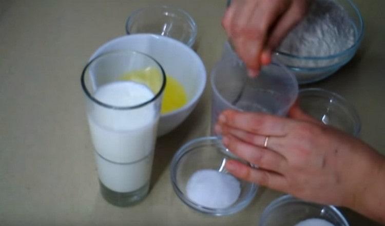 Sciogliere il lievito con lo zucchero nel latte.