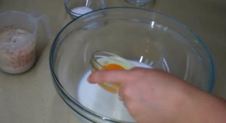 За да добавите кефирова сода, както и яйце.