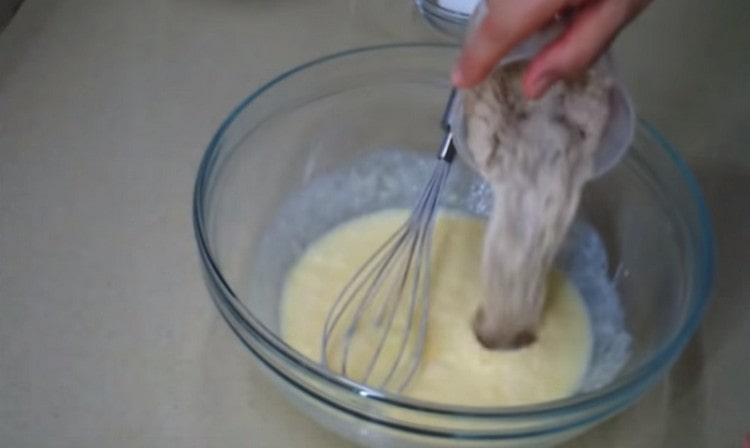 Introdurre il lievito nella massa di kefir.